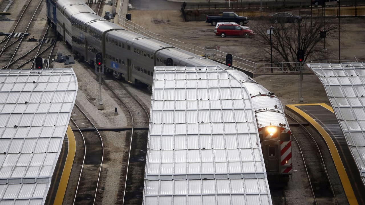 Tren de Metra se descarrila parcialmente en el centro de Chicago