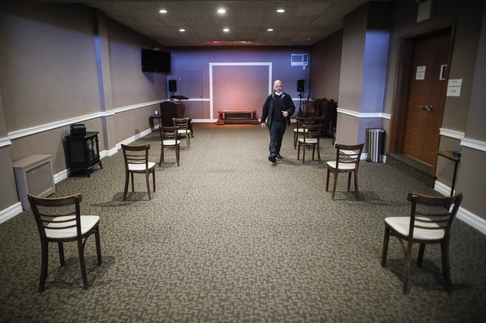 Marmo muestra una sala de la funeraría donde las sillas se han dispuesto para que cumplan con las medidas de distanciamiento social.