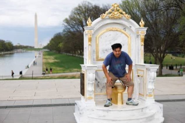 "Trono para un rey": el inodoro dorado que ridiculiza a Donald Trump en pleno Washington  