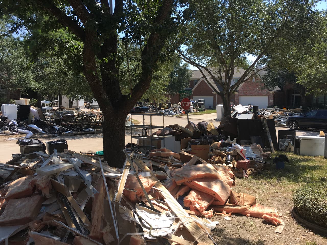 Este es el panorama que tienen en frente Cindy y Javier Ramírez cuando abren la puerta de su hogar, luego de las inundaciones en su comunidad.