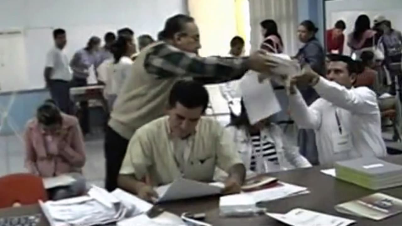 ‘Don Sol’ aprovechó una propuesta que el Sindicato de Maestros le ofreció a Labrador para intervenir las casillas a nivel nacional el día de la votación. ‘El Chapo’ proporcionó el dinero para financiar el triunfo presidencial de Felipe Alarcón.