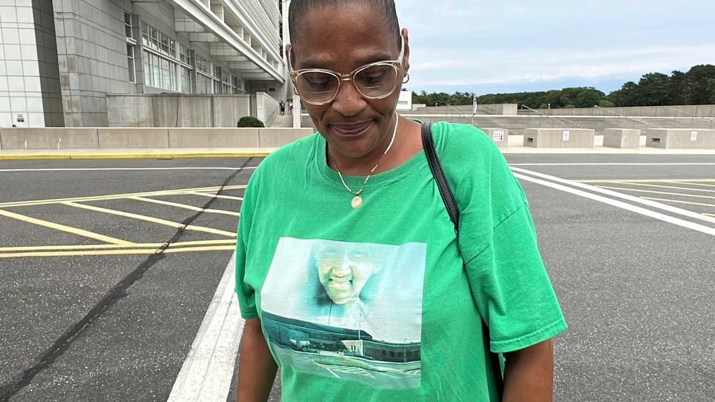 Elizabeth Alvarado, la madre de la adolescente asesinada Nisa Mickens, en la corte de Central Islip, Nueva York.