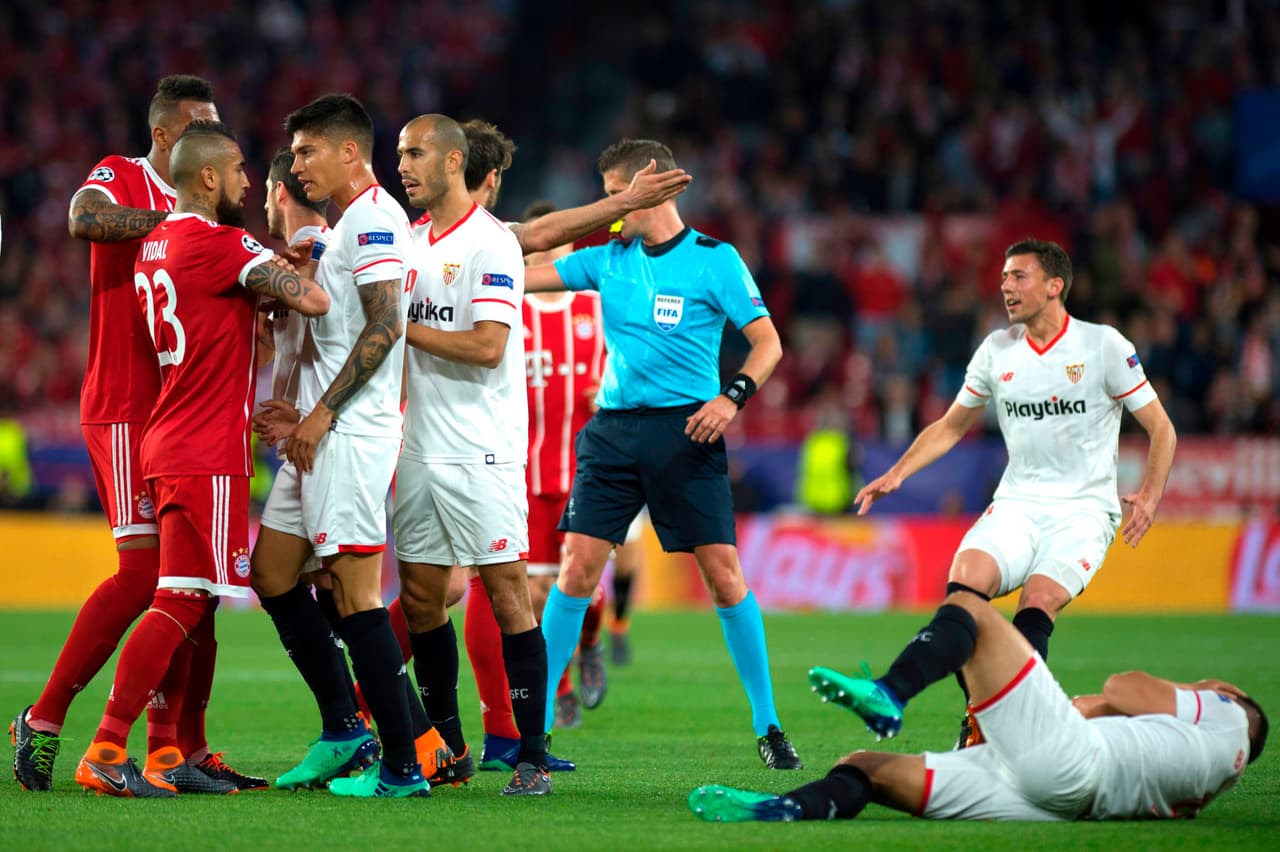 En medio de las tensiones del partido, se presentó el cambio de Arturo Vidal por el colombiano James Rodríguez.
