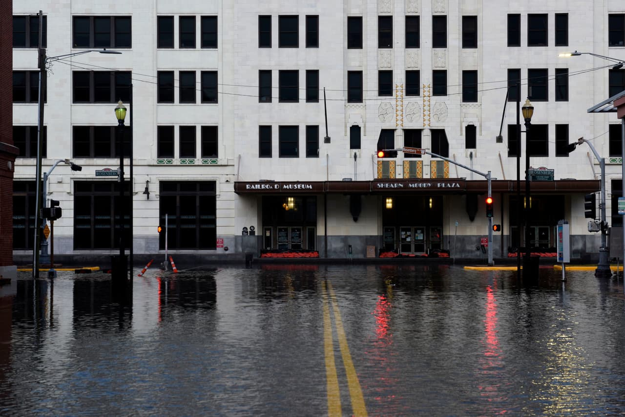 Las calles inundadas del centro de la ciudad de Galveston, Texas. Greg Abbott, gobernador de Texas, dijo que las miles de evacuaciones impidieron las muertes en su estado.