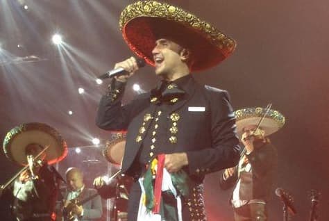 El estilo de 'El Potrillo' evolucionó con la grabación de materiales como 'Me estoy enamorando', un disco más cerano a la balada romántica y al pop con temas como 'Si tu supieras' y el dúo con Gloria Estefan, 'En El jardín'.