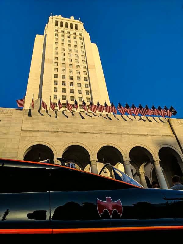 El batimóvil frente al City Hall.