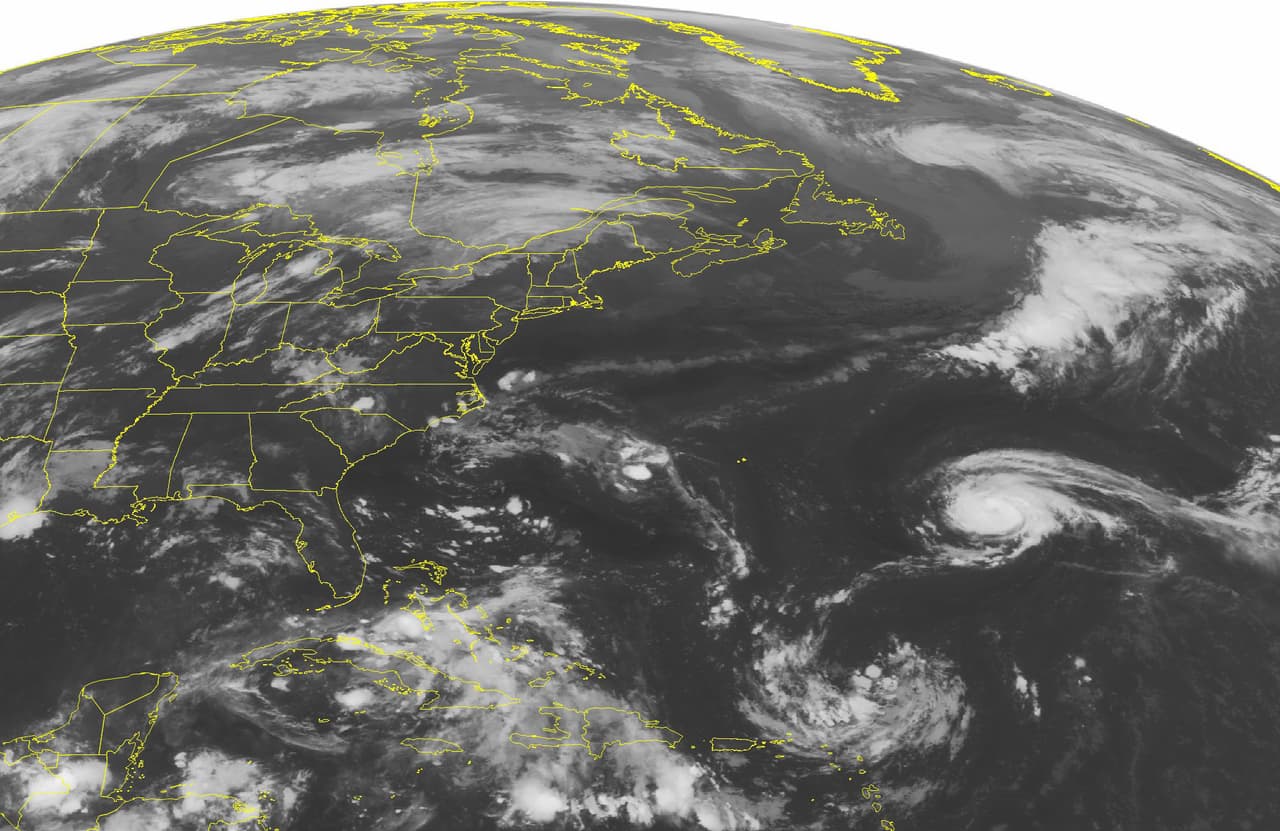 El huracán Gastón continúa fortaleciéndose en el Atlántico
