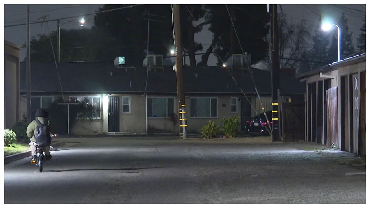 Mujer con graves heridas en la cabeza es hallada inconsciente en un callejón de Fresno