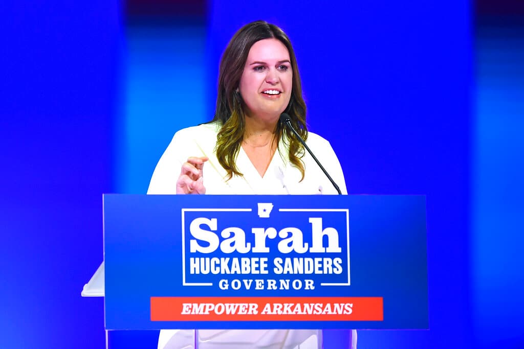 <b>3. Sarah Huckabee Sanders (republicana): </b>conocida a nivel nacional por haber sido 
<a href="https://www.univision.com/noticias/politica/sarah-huckabee-sanders-secretaria-prensa-trump-primarias-republicanas-arkansas">secretaria de prensa durante la presidencia de Donald Trump</a>, Sanders se convierte en estas elecciones en 
<b>la primera mujer elegida gobernadora en Arkansas</b>, un puesto que ocupó durante más de una década el padre de Sanders, por lo que también hace historia siendo la primera persona al frente del mismo estado que dirigió su padre, según CNN. En Arkansas también ha sido elegida Leslie Rutlegde como la primera mujer vicegobernadora, por lo que ese estado se convierte en el primero, junto a Massachussetts, en tener a dos mujeres al frente, como gobernadora y vicegobernadora.