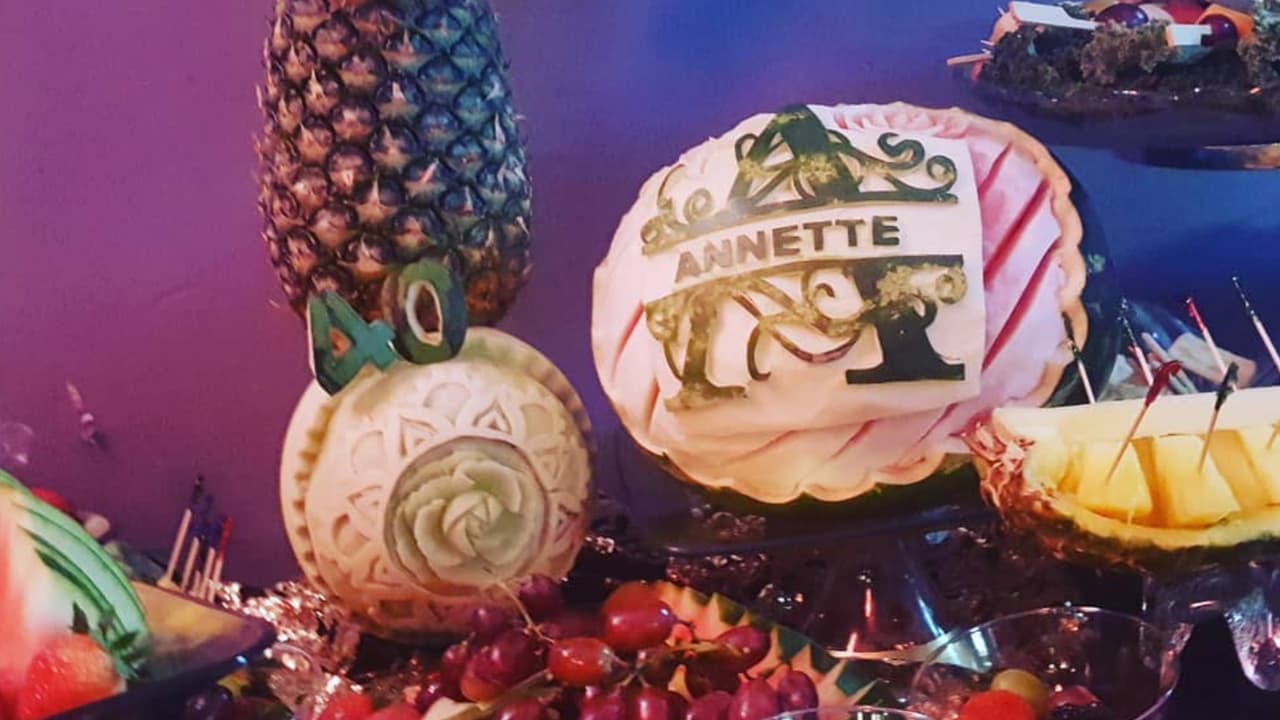 Después de cuatro años hace arreglos para diferentes eventos sociales.