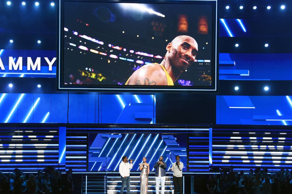En la entrega de los premios Grammy, la cantante Alicia Keys,, Nathan Morris, Wanya Morris y Shawn Stockman, rindieron tributo a Kobe Bryant.