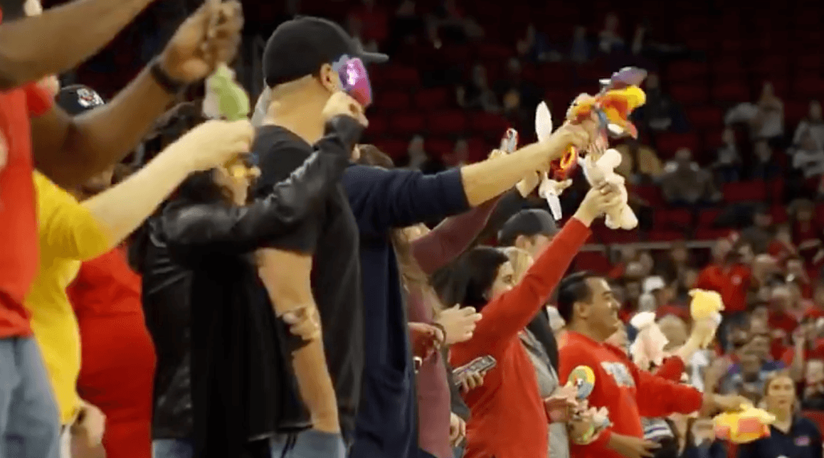 La idea fue traída a Fresno State y ya es quinto año que se organiza. Los entusiastas 'entrenadores' alentaron a cada gateador.