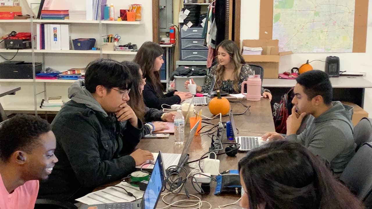 El programa Rising Stars ofrece a los estudiantes la oportunidad de conseguir trabajo relacionado con el área que estudian y ganar dinero para pagar su carrera universitaria.