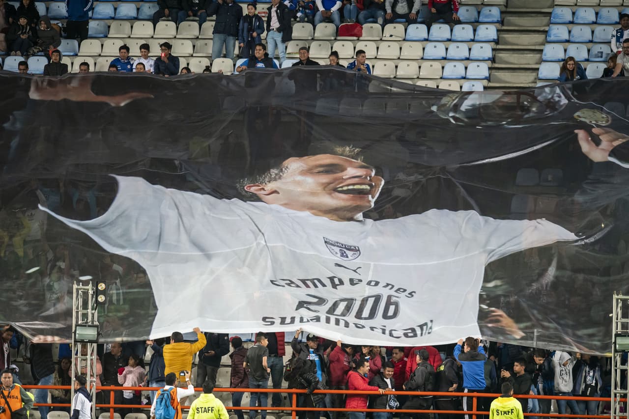 Emoción, goles, amigos, exfutbolistas, jugadores en activo y lágrimas, así se desarrolló la despedida del argentino nacionalizado mexicano.