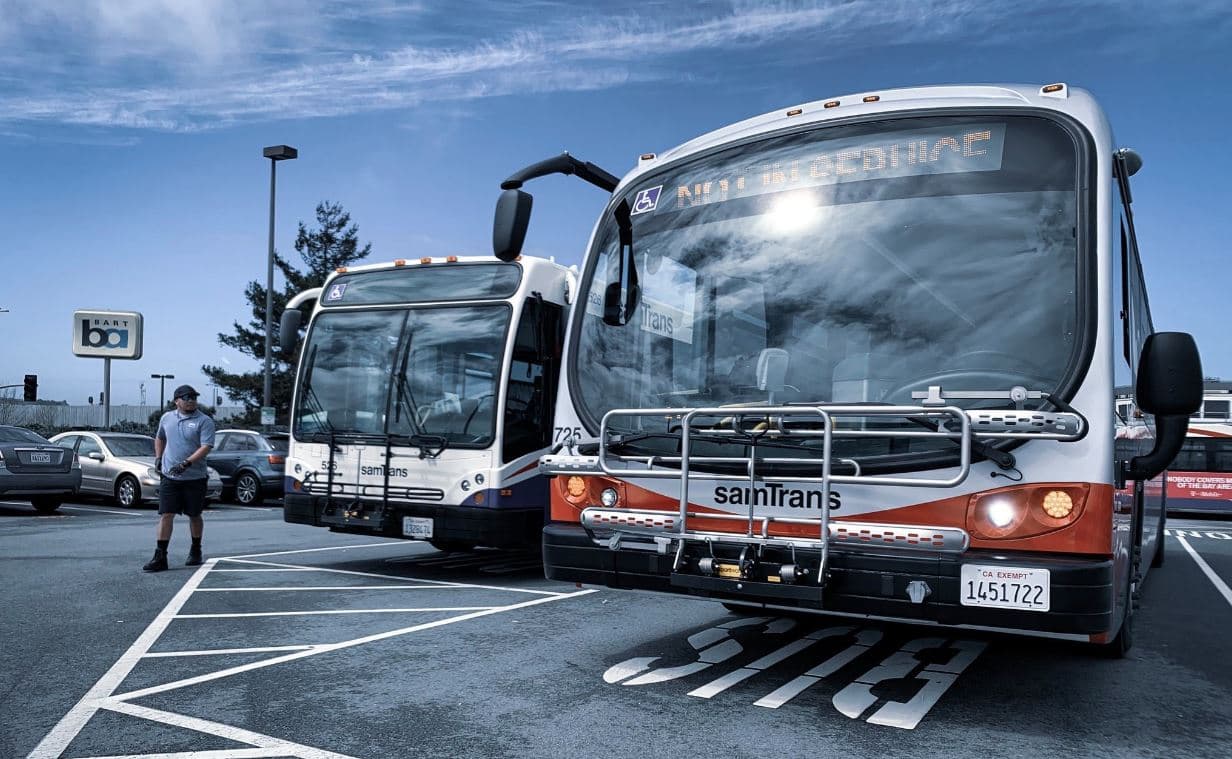 Autobuses públicos del condado de San Mateo ofrecen viajes gratuitos a estudiantes de colegios comunitarios