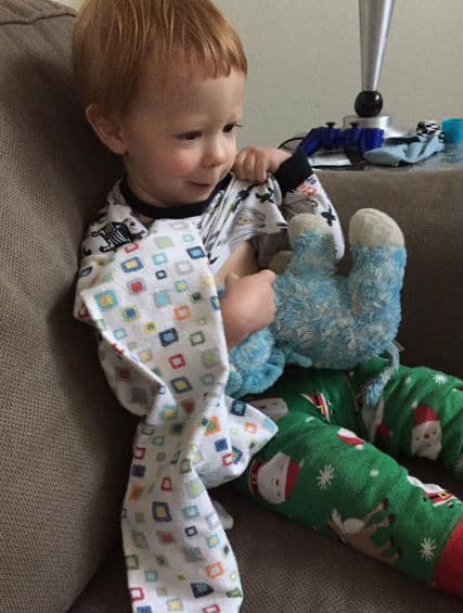 Kristin Baker subió una foto de su hijo dándole el pecho a su jirafa, en apoyo a la mamá de Charlotte