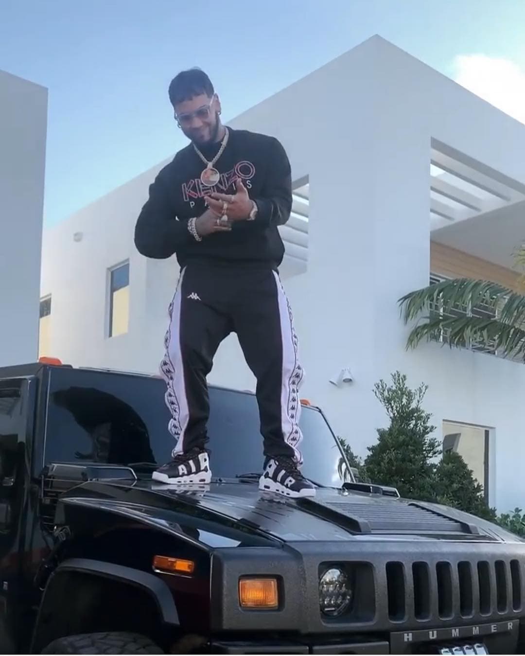 <b>Hummer H2</b>
<br>
<br>La Hummer H2 es uno de los vehículos más populares entre los artistas de géneros como el Rap, Hip-Hop y Reggaeton. Y por supuesto, Anuel AA, como uno de los exponentes de la música latina, no podía quedarse atrás. Se dice que esta unidad la adquirió de su amigo Farruko, con quien comparte la misma pasión por los carros. 
<br>