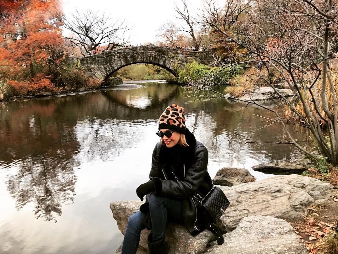 Para pasear por las calles de Nueva York en invierno, Karla utilizó un gorrito con impresión de leopardo con el que resaltó su atuendo.
<br>