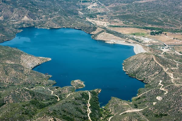 <b><a href="http://www.parks.ca.gov/?page_id=650" target="_blank">Silverwood Lake </a></b>
<br>Este lago es un largo embalse en el condado de San Bernardino, al sur de California, ubicado en el río West Fork Mojave. Fue creado en 1971 como parte del Proyecto Estatal del Agua por la construcción de la Presa Cedar Springs. Ofrece múltiples actividades acuáticas y campestres. Puedes acampar y traer tu propio bote.