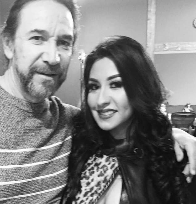 Pero 'El Buki' tiene otra hija que también ama los reflectores como su padre, Beatriz Adriana Solís.