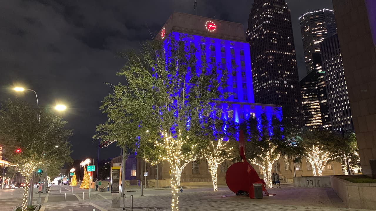 Toda la plaza está iluminada con decoraciones de Navidad, ideal para visitar en familia y recorrer el centro de la ciudad.