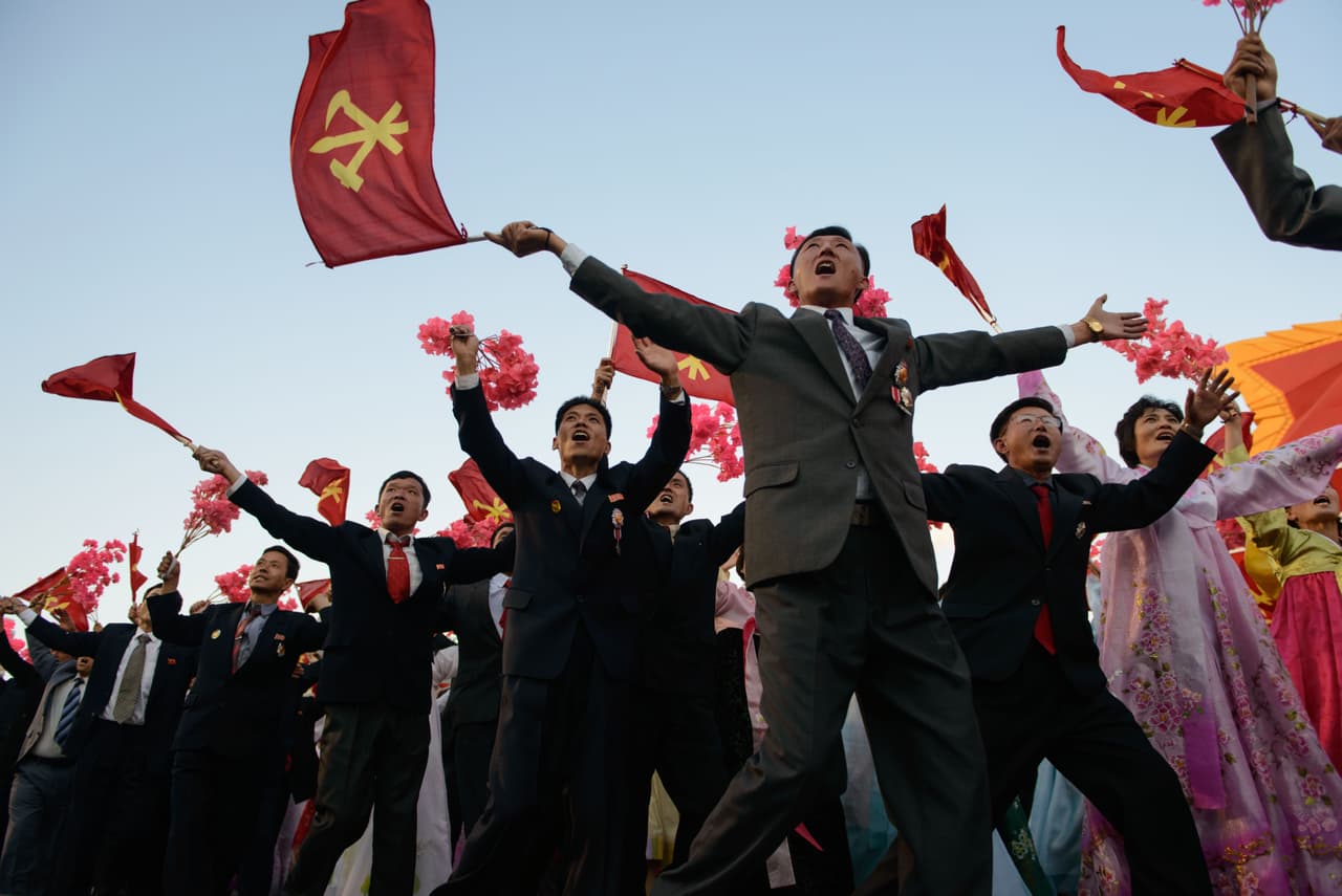 Participantes de un desfile militar saludan al líder norcoreano Kim Jong-Un. Pyongyang, 10 de octubre de 2015.