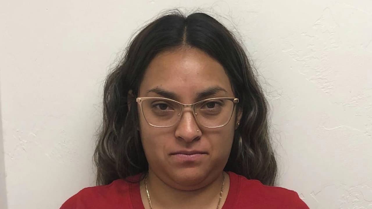 Sarahi Romero, de 25 años, fue arrestada por cargos de 
<i>transporte de estupefacientes para la venta</i> y fue ingresada a la cárcel del condado de Pima, explicó el Departamento de Seguridad Pública de Arizona en una 
<a href="https://www.facebook.com/Ariz.DPS/posts/4581735541893947" target="_blank">publicación en Facebook</a>.