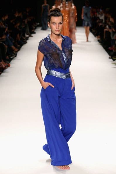 Una de las prendas más cómodas que puedes llevar a la oficina son los famosos ‘jumpsuits’ o ‘palazzos’.