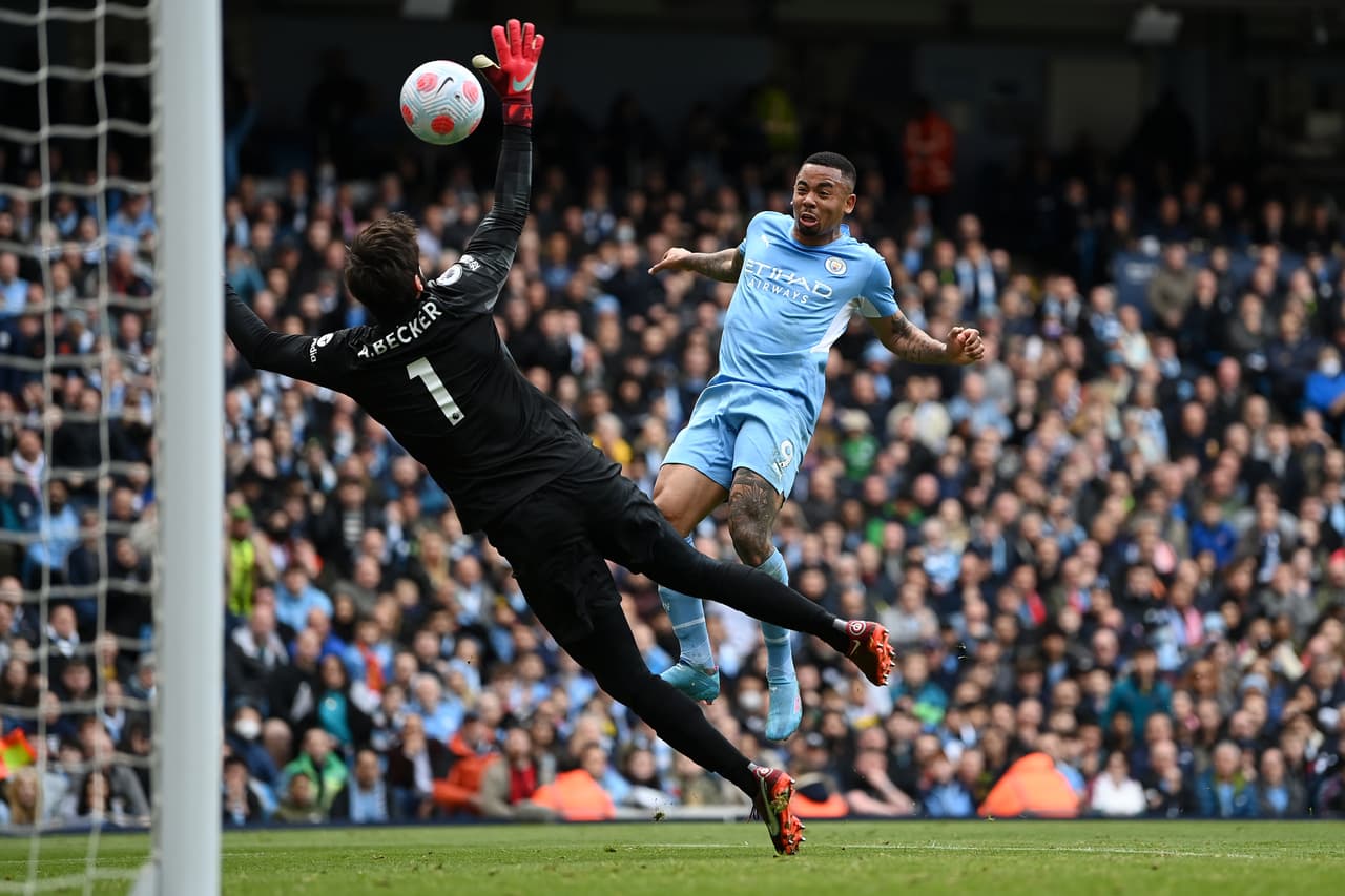Manchester City y Liverpool dieron un gran partido en Etihad Stadium con un 2-2 final que deja todo igual en la lucha por el título de la Premier League de Inglaterra.