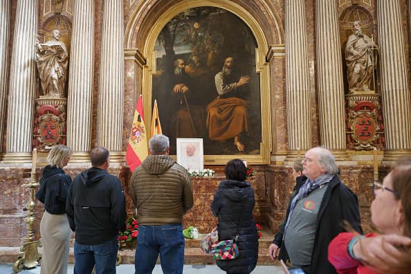 <b>Burgos, España.</b> Feligreses honran al papa Francisco en la catedral de esta ciudad.