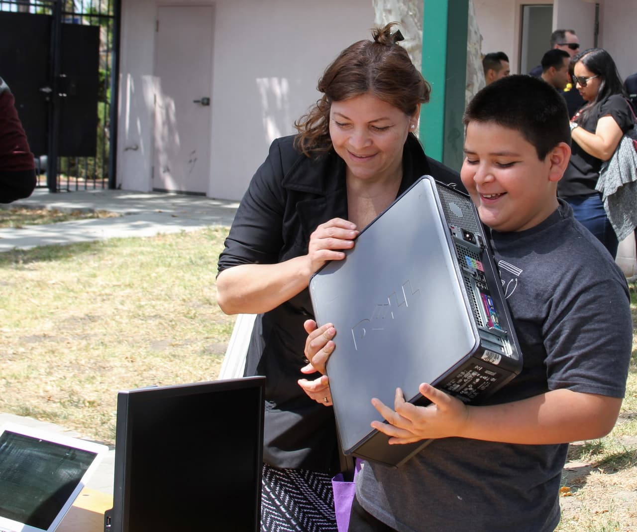 Dona tus dispositivos electrónicos para ofrecer nuevas posibilidades de conexión y alfabetización digital a personas necesitadas
