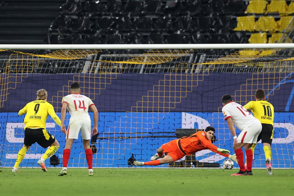 Sevilla presionó los primero minutos, pero Erling Haaland (35’, 54’) abrió el marcador y creció la diferencia desde los once pasos. En-Nesyri (68’, 90+6’) acortaba la diferencia marcando por la vía penal y en el último suspiro llegaba su doblete. El marcador global quedó 5-4 favorable al conjunto germano.