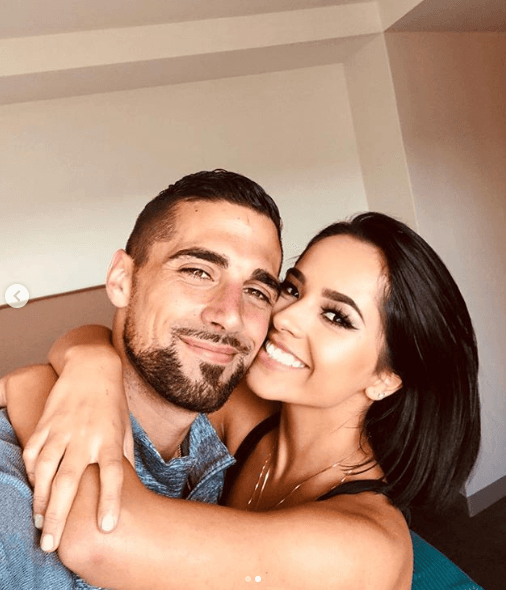 Sin embargo, es probable que por ahora no haya boda; además de su ocupada agenda, la cantante considera que aún son muy jóvenes. Apenas el 22 de mayo pasado, Becky G dijo en entrevista para El Gordo y la Flaca: "No estoy gastando mi tiempo con él. Somos súper jóvenes para casarnos, paso a paso. Estar en el momento es lo más importante".