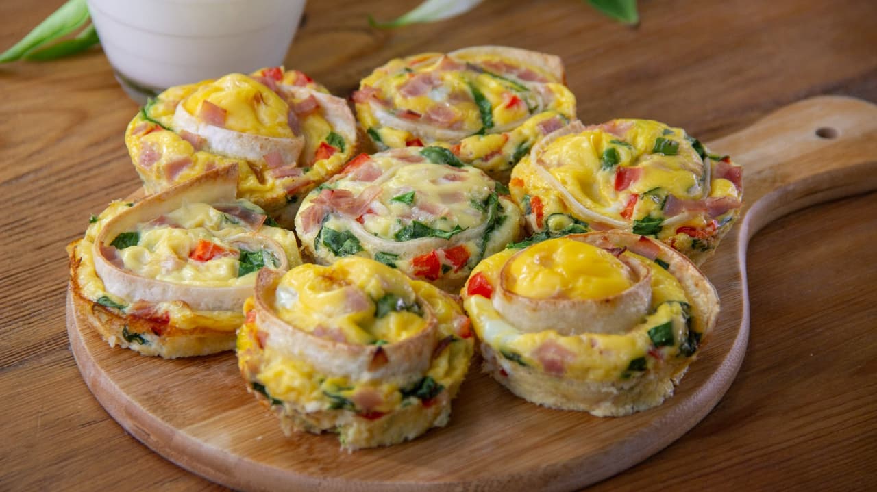 Muffins de huevo, verduras y tortilla de harina ¡los niños los aman!