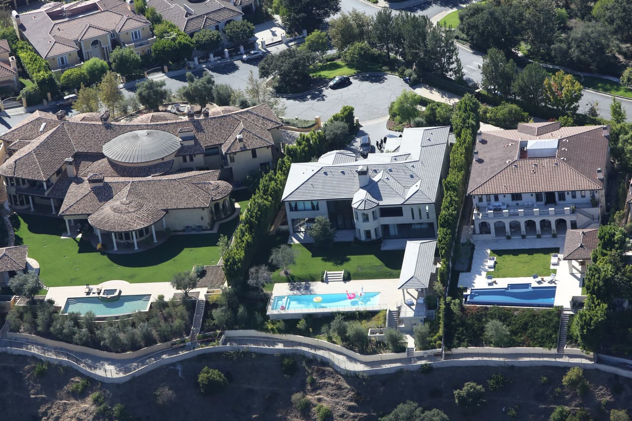 Y así llegaron a sus mansiones.