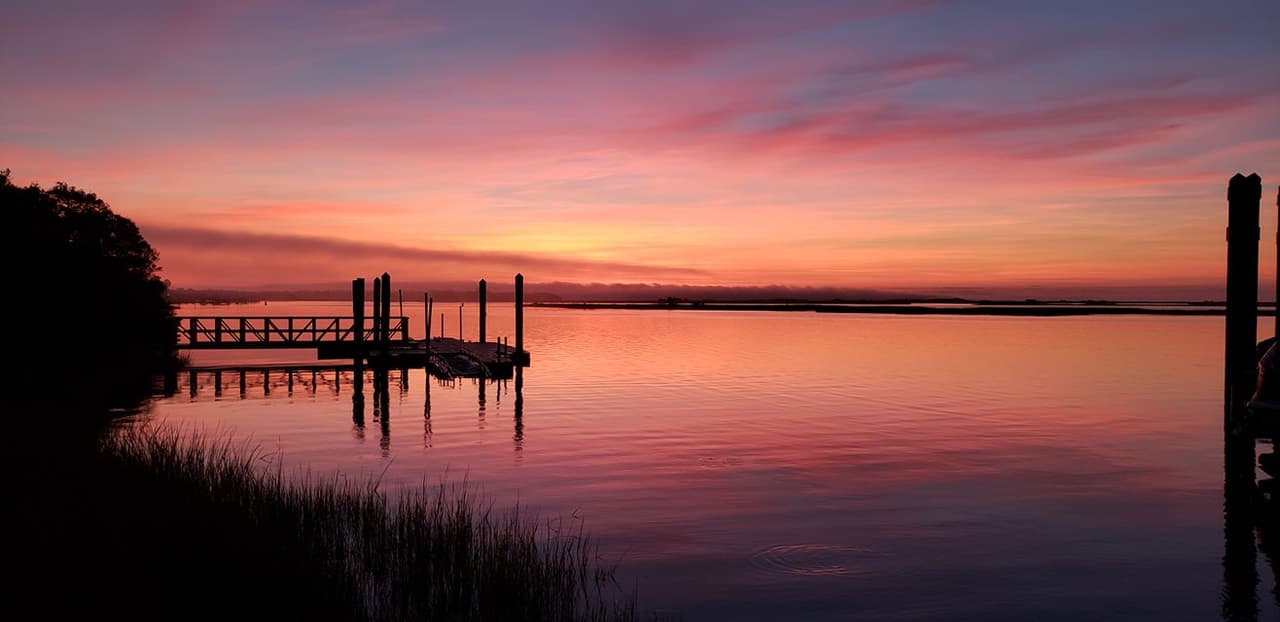 <b>Hammocks Beach State Park</b>. Con 323 acres de terreno y cuatro islas, el parque estatal Hammocks Beach es una de las joyas de Carolina del Norte. Una de las áreas más populares para explorar es Bear Island, una isla virgen de 3 millas de extensión a la que solo se llega en ferry, canoa o kayak. Aquí los visitantes pueden acampar en la playa.