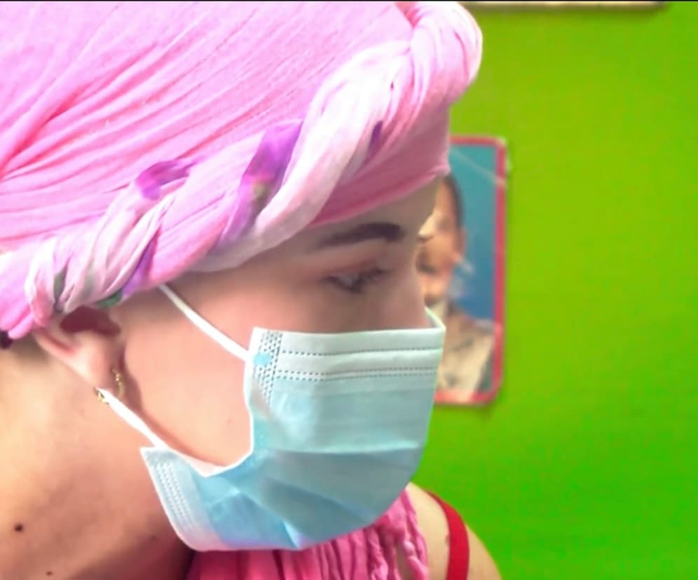 Superado el shock inicial de la dolorosa noticia, Lara Díaz supo que tenía solo dos opciones:
<b>recibir dos ciclos fuertes de quimioterapia o aceptar la amputación de su pierna derecha</b>, donde estaba el tumor
<a href="https://www.univision.com/temas/cancer">cancerígeno</a>.
<br>