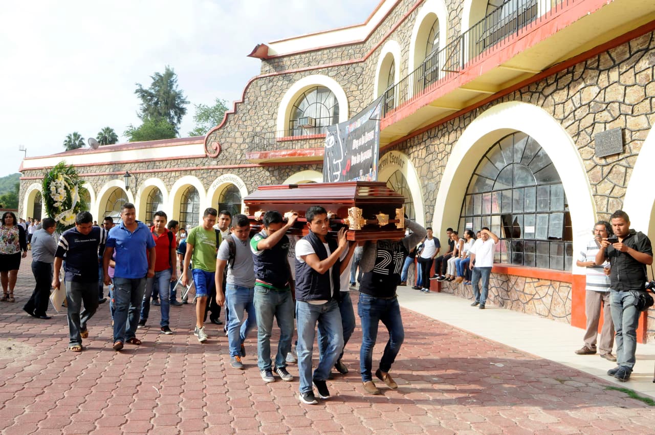 Nueva tragedia envuelve a Ayotzinapa: dos estudiantes fueron asesinados en un asalto en la carretera