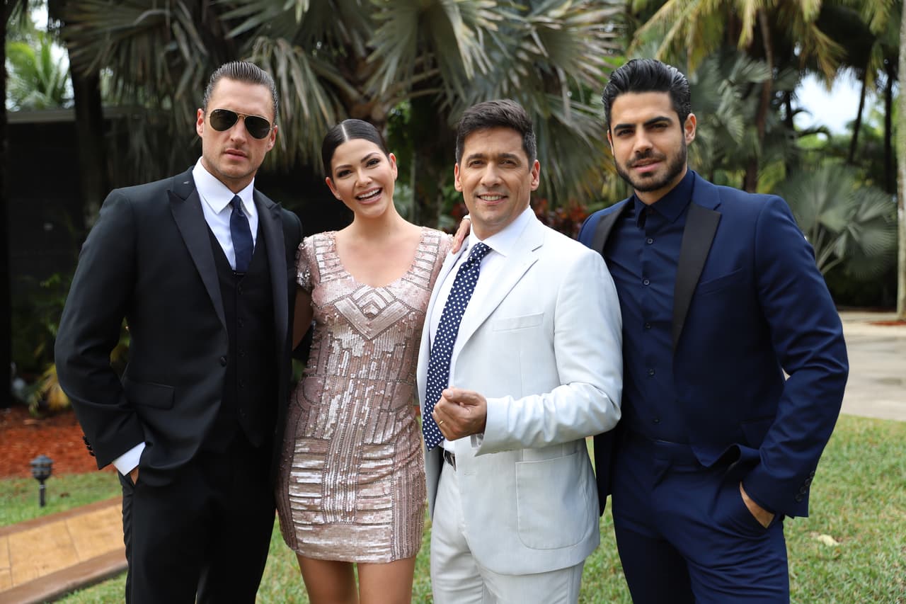 Nuestro famoso barman, Pietro; Ana Patricia, Rafael Araneda, Roberto Hernández, posaron muy guapos para la foto durante la boda de Shirley y Ronald.