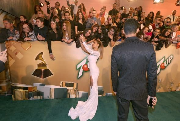 Una vez bajaban del escenario y durante la alfombra verde, se dieron la tarea de abrazarse, tomarse una que otra selfie y echarse uno que otro cuentito. ¡Y lo captamos todo!