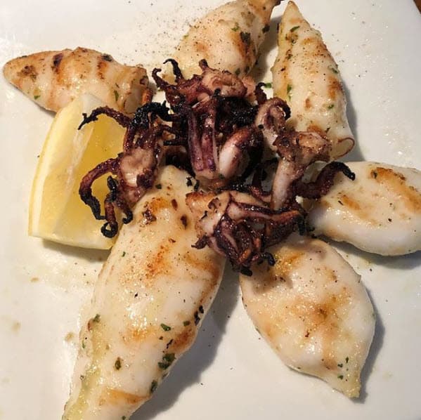 Pero hubo quienes defendieron a Raúl de las críticas y hasta le agradecieron las recomendaciones: "Yo fui por ti. Cada vez que valla a uno nuevo no deje de subirlo porque soy tu seguidora en todo, pero especialmente de restaurantes", "Buenísimo, gracias a Ud. lo conocí, maravillosa comida y la atención de sus dueños fantástica", "Mi gordito tu siempre comes rico, me encanta buen provecho", son algunos de los comentarios que se pueden leer en la publicación.