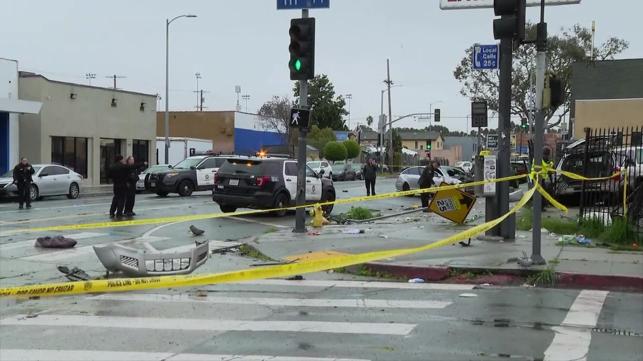 Una mujer y tres menores en condición crítica tras aparatoso  choque en Los Ángeles