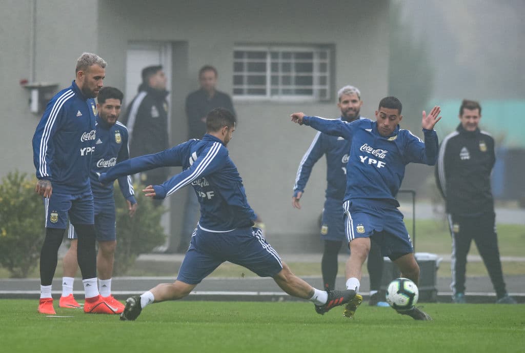 Del plantel de 23 jugadores, resta que se sumen Matías Suárez, Exequiel Palacios y el arquero Franco Armani, de River Plate, quienes jugarán la revancha ante Atlético Paranaense el jueves por la Final de la Recopa Sudamericana.