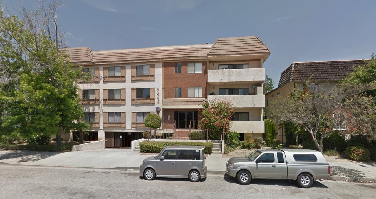 Una mujer hispana muere tras ser lanzada por una ventana de un segundo piso en Los Ángeles