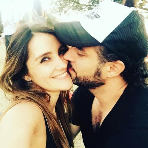 En enero de 2019 la pareja anunció su compromiso, después de cumplir dos años de romance.