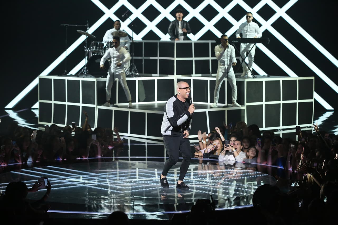 El reguetonero interpretó su nuevo éxito, "Necesito ayuda".