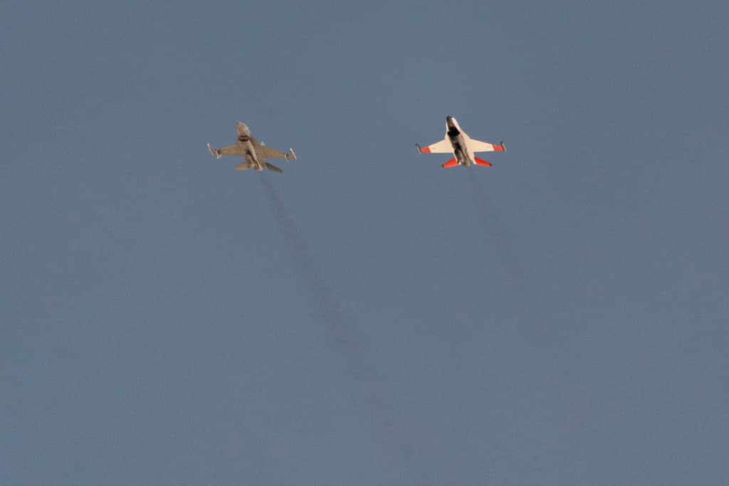 Avión de combate controlado por Inteligencia Artificial realiza histórico vuelo con el jefe de la Fuerza Aérea