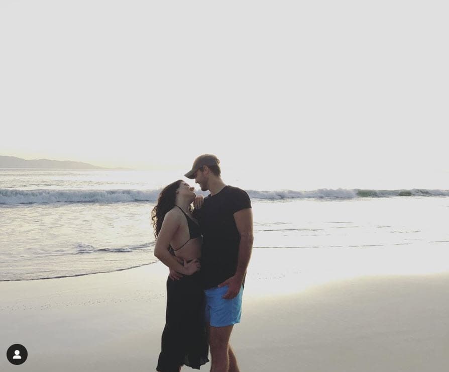 "¡Toda
<b> <a href="https://www.univision.com/radio/radio-nacional/hija-de-alejandro-fernandez-deslumbra-con-su-voz-y-figura-ella-es-camila-fernandez-fotos" target="_blank">la familia está feliz</a></b> por nosotros! Y te hablo de ambas partes, de mi lado paterno y materno, están felices".
<br>