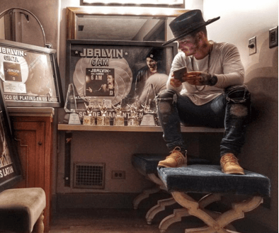 ¿Todo eso es tuyo? J Balvin presume sus discos de platino y diamante.