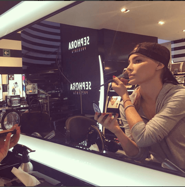 "Espejito, espejito, quién es la más bonita de aquí"... Pues tú Belinda, con esa carita no hay quien te gane.